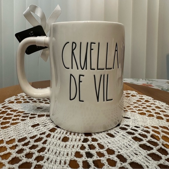 Ceramic “CRUELLA DE VIL” coffee mug - Picture 5 of 7